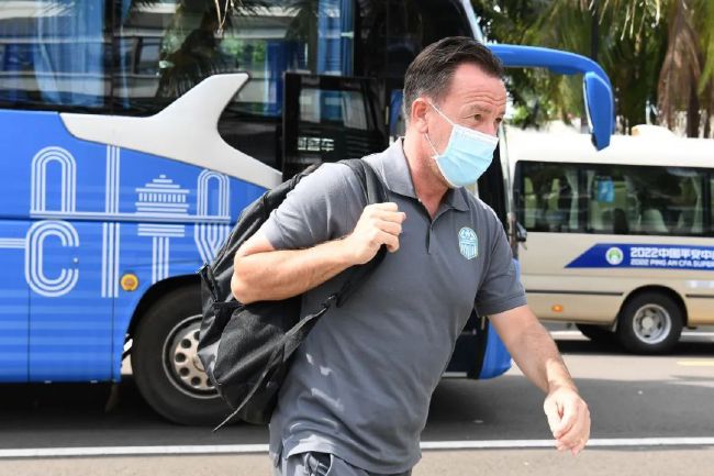 流出的片场照中还有她帅气驾驶摩托的画面，看来这位反派气场很强