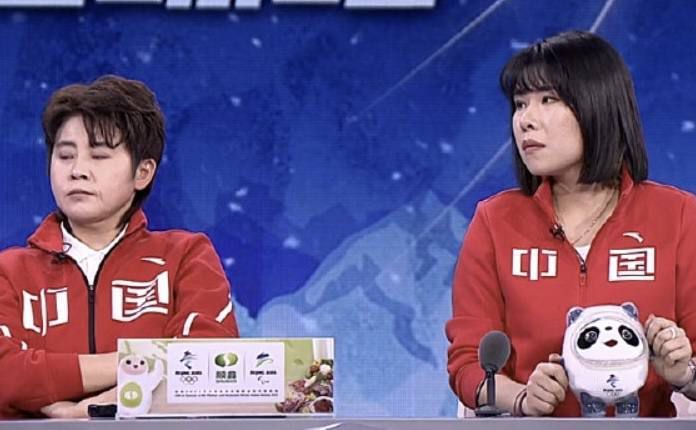 四师徒化身;天神，在茫茫夜色中冲向一轮明月，演绎出一段女儿国版的;师徒奔月